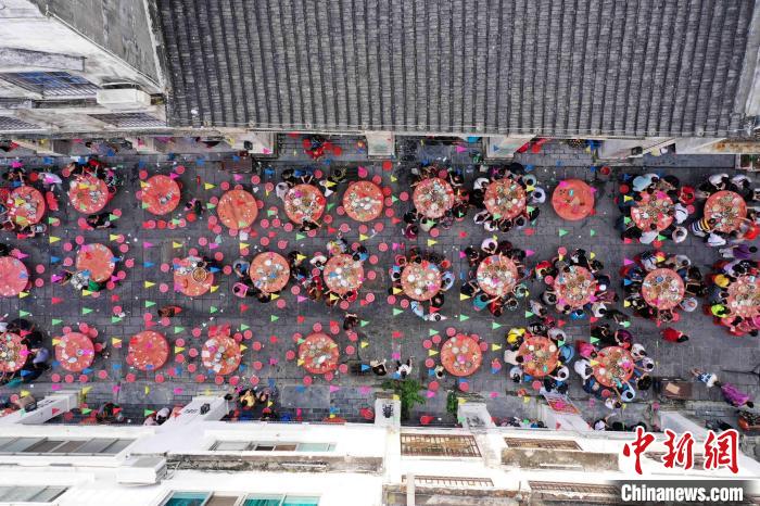 上空から撮影した長(zhǎng)街宴。グルメを取り囲んで座り、舌鼓を打つ人々（撮影?譚凱興）。