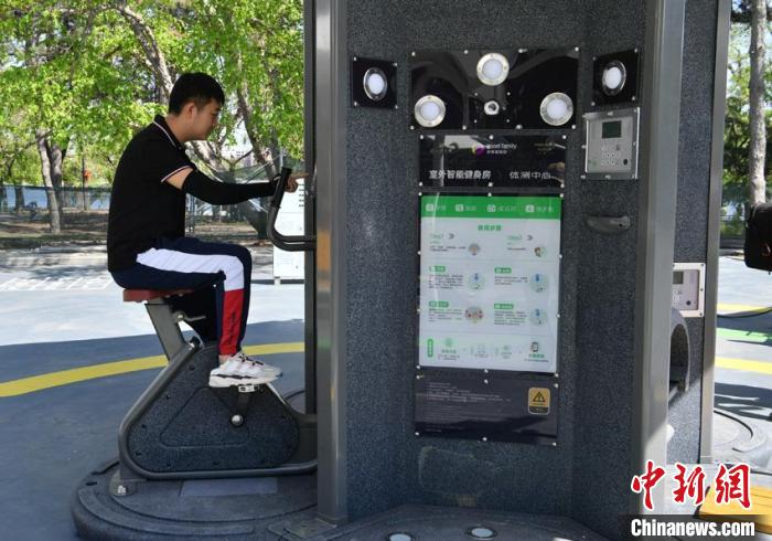 身體測(cè)定センターで身體的狀況を測(cè)定する男性（撮影?張瑤）。