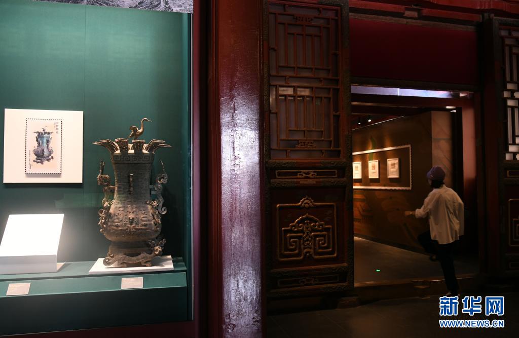 5月17日、故宮の切手をテーマにした特別展を見學(xué)するゲスト（撮影?金良快）。