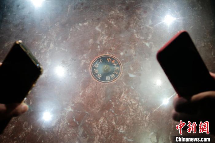 花崗巖の標(biāo)石に埋め込まれた、メノウで作られた半球型の頂點（撮影?張遠(yuǎn)）。