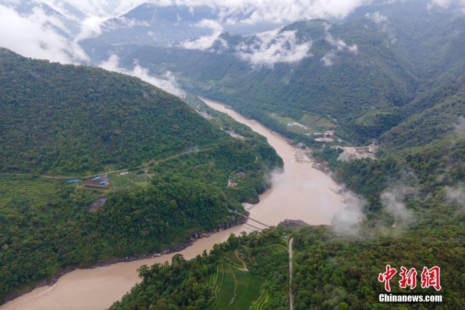 蛇行する流れが山の間を突き抜ける！チベット?ヤルツァンポ川