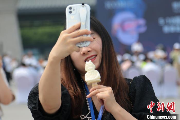 兵馬俑アイスを手に自撮りする女性（撮影?張遠(yuǎn)）。
