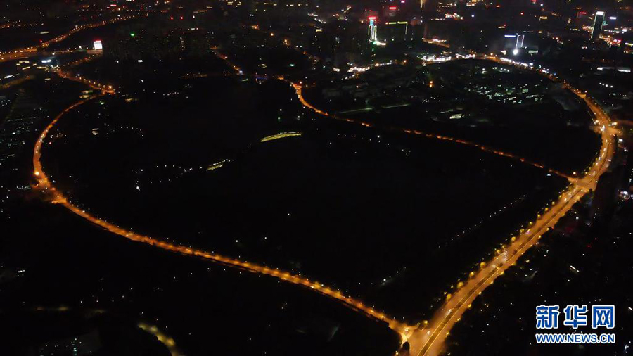 5月17日夜、合肥市蜀山區(qū)の「ハート形道路」（ドローンによる撮影?韓旭）。