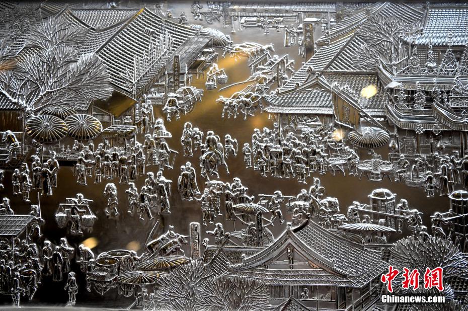 重さ1千キロ以上！銀製の彫刻作品「清明上河図」