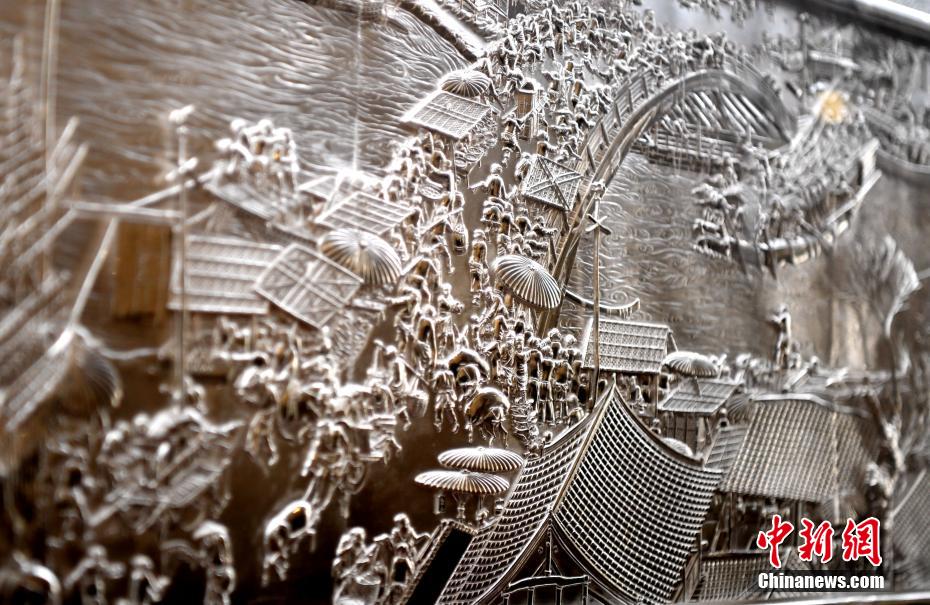 重さ1千キロ以上！銀製の彫刻作品「清明上河図」