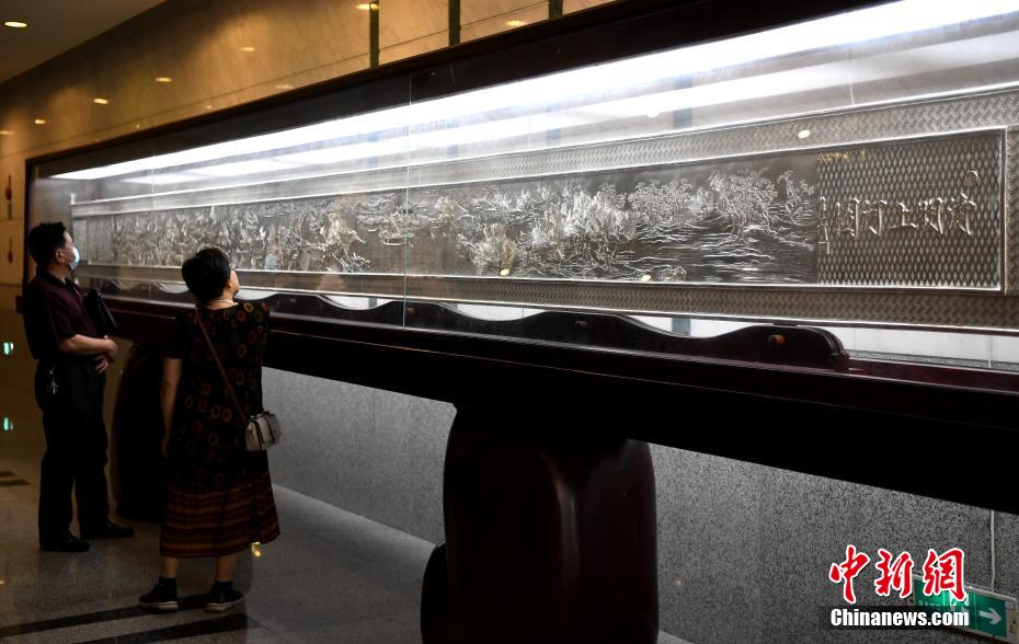 重さ1千キロ以上！銀製の彫刻作品「清明上河図」