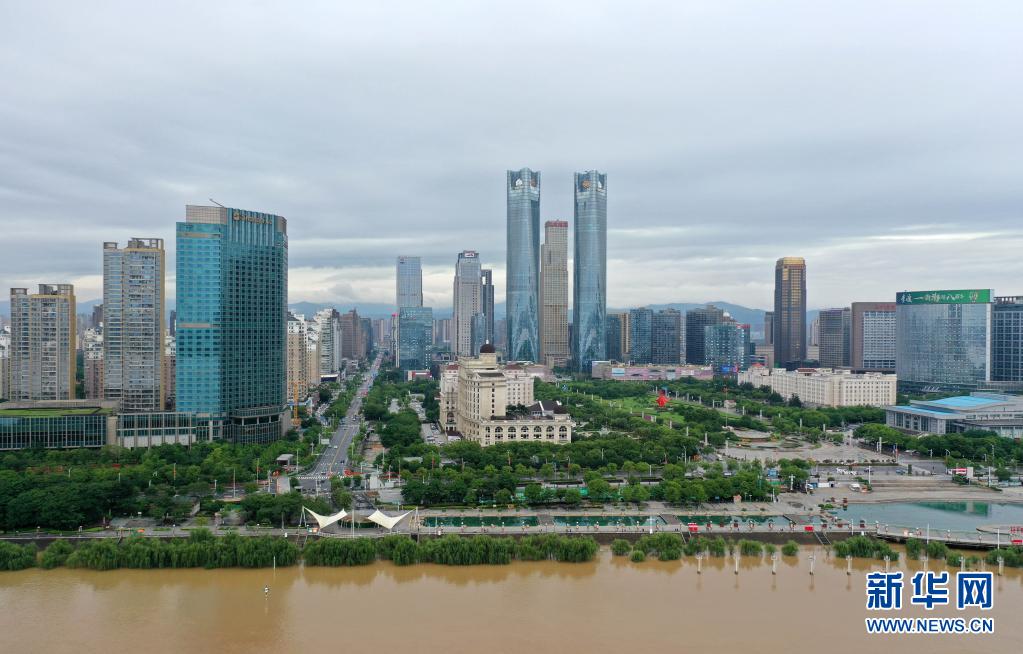 江西省南昌で豪雨　水位上昇で市內(nèi)の一部道路が冠水