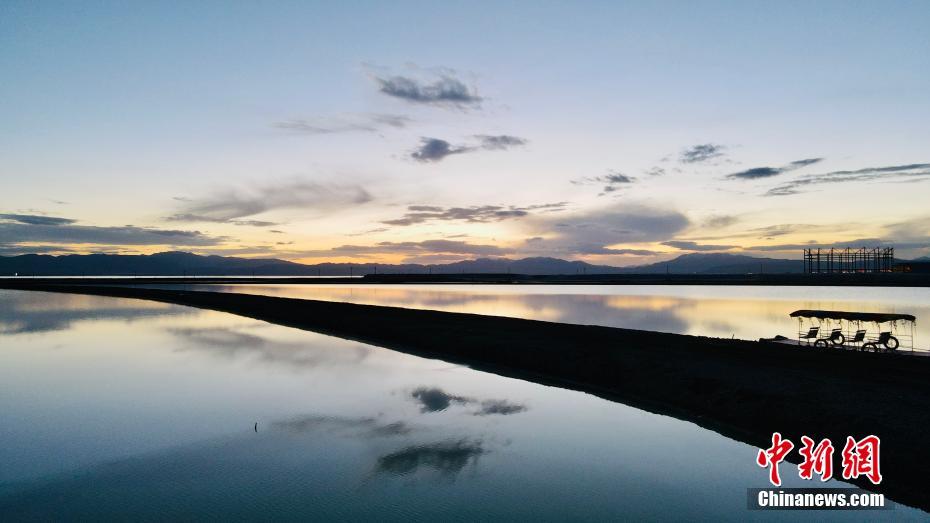 初夏の夕焼けに染まる「天空の鏡」　青海省