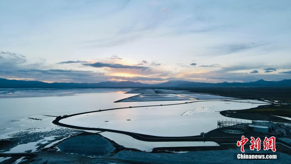 初夏の夕焼けに染まる「天空の鏡」　青海省