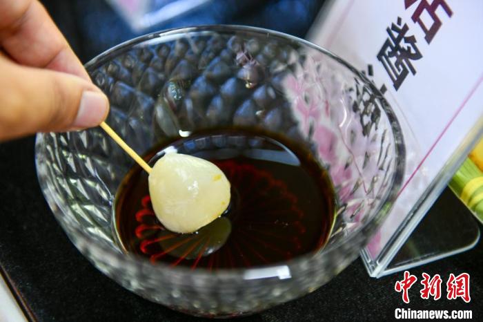 スパイシーソルトをつけたライチの味はいかが？　海南省