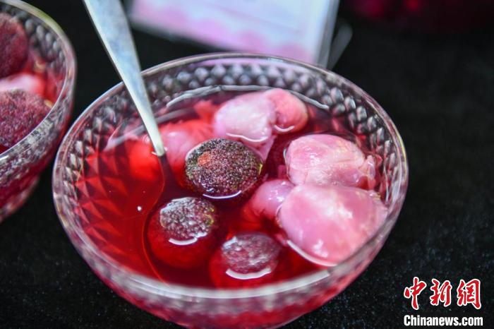 スパイシーソルトをつけたライチの味はいかが？　海南省