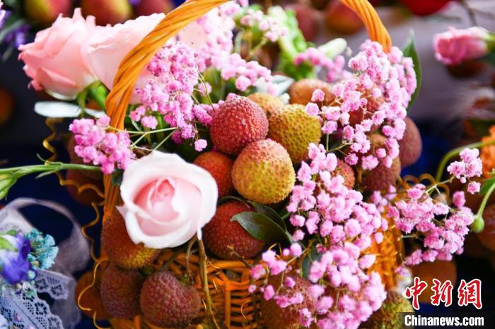 スパイシーソルトをつけたライチの味はいかが？　海南省