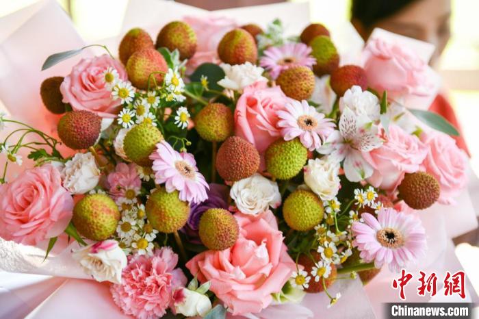 スパイシーソルトをつけたライチの味はいかが？　海南省