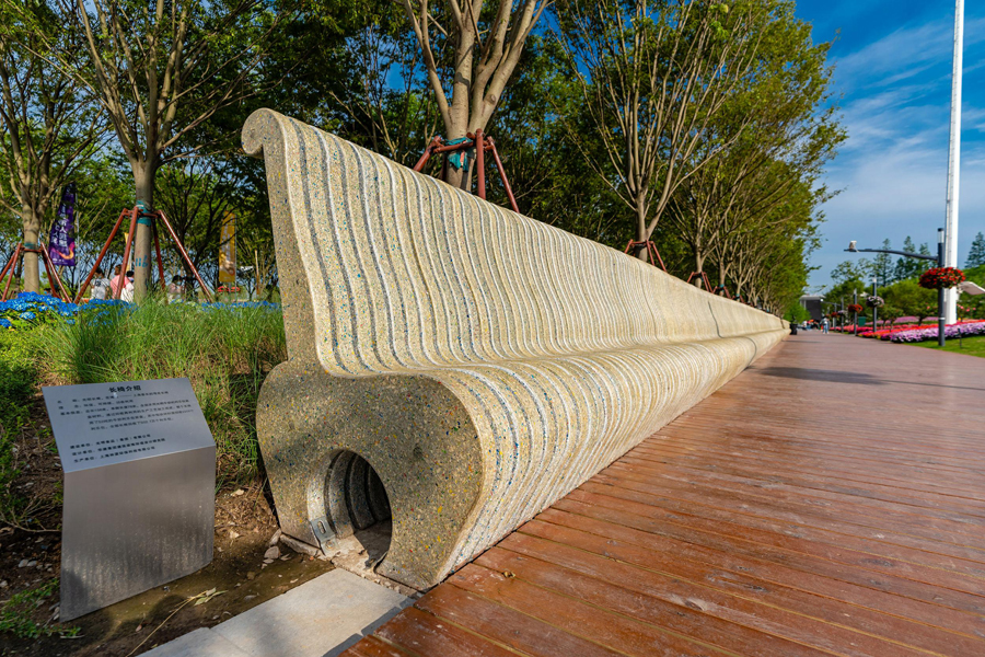 牛乳パックを再利用して作ったエコ?ベンチ（寫真著作権はCFP視覚中國(guó)が所有のため転載禁止）。