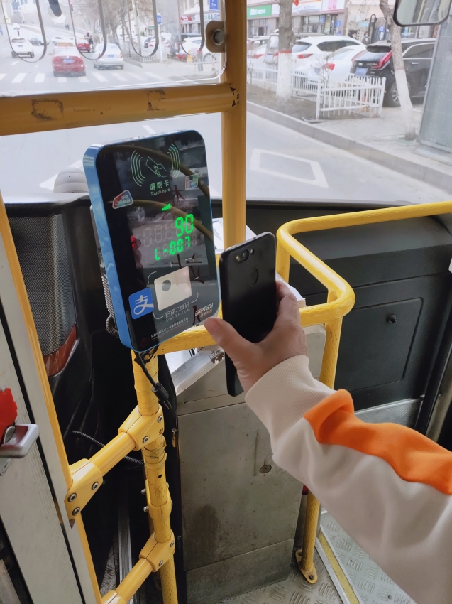  バスに乗って烏魯木斉（ウルムチ）の二道橋大バザールに向かう。バスに乗る時(shí)は、QRコードをスキャンするだけでOK。バス代は1元（撮影?趙雯博）。