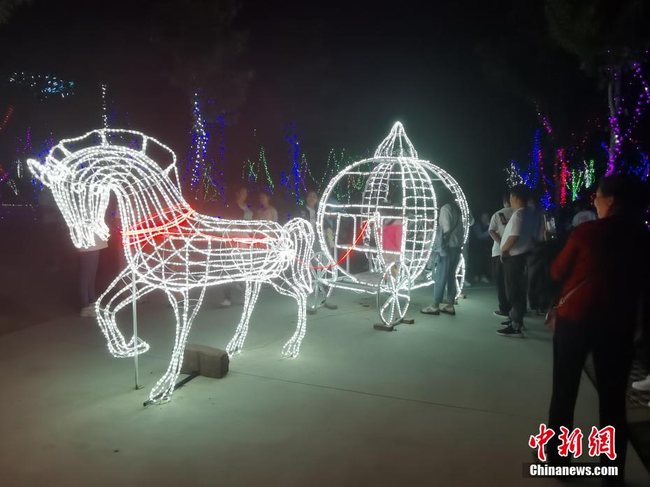 瞬くイルミネーションに照らされた現(xiàn)代農(nóng)業(yè)産業(yè)園　河南省