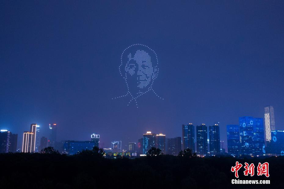 ドローンで「ハイブリッド稲の父」袁隆平氏を追悼　湖南省長(zhǎng)沙