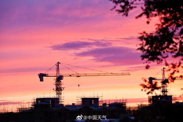 北京の空に色鮮やかな美しい朝焼け広がる