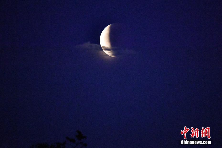 北京北海公園白塔付近で撮影された「スーパームーン+皆既月食」（撮影?田雨昊）。