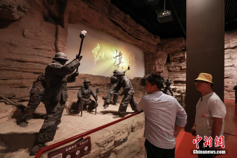 5月27日、河南省林州市で、紅旗渠紀(jì)念館を見學(xué)する人々（撮影?賈天勇）。