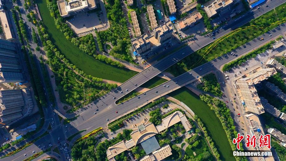 上空から眺めた緑豊かなコルラ市　新疆