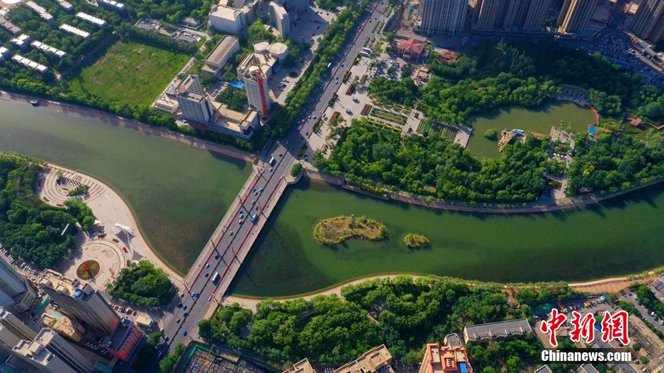 上空から眺めた緑豊かなコルラ市　新疆