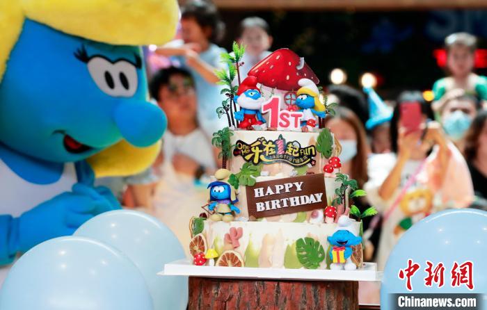 開園一周年を迎えたスマーフのテーマパーク　上海