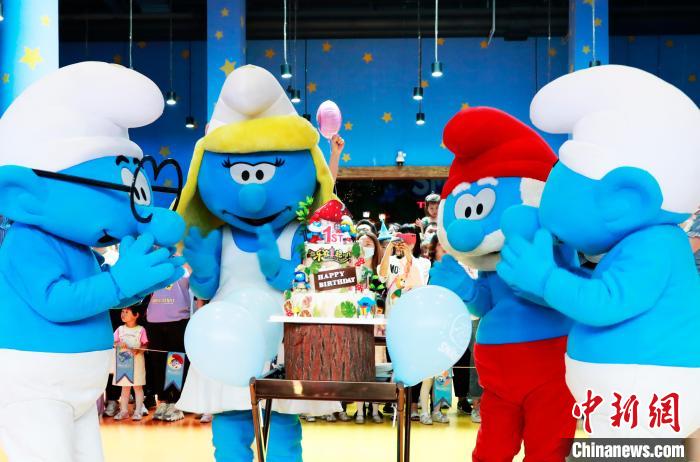 開園一周年を迎えたスマーフのテーマパーク　上海