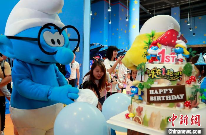 開(kāi)園一周年を迎えたスマーフのテーマパーク　上海