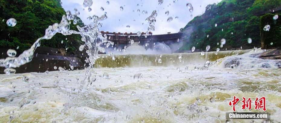 出水期に備えてゲート開き放水開始　湖南省桂陽