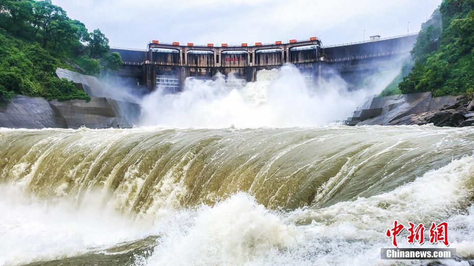 5月30日、出水期の安全確保のため、ゲート開き放水を開始した湖南省郴州市桂陽県の歐陽海ダム（撮影?唐雍鈞）。