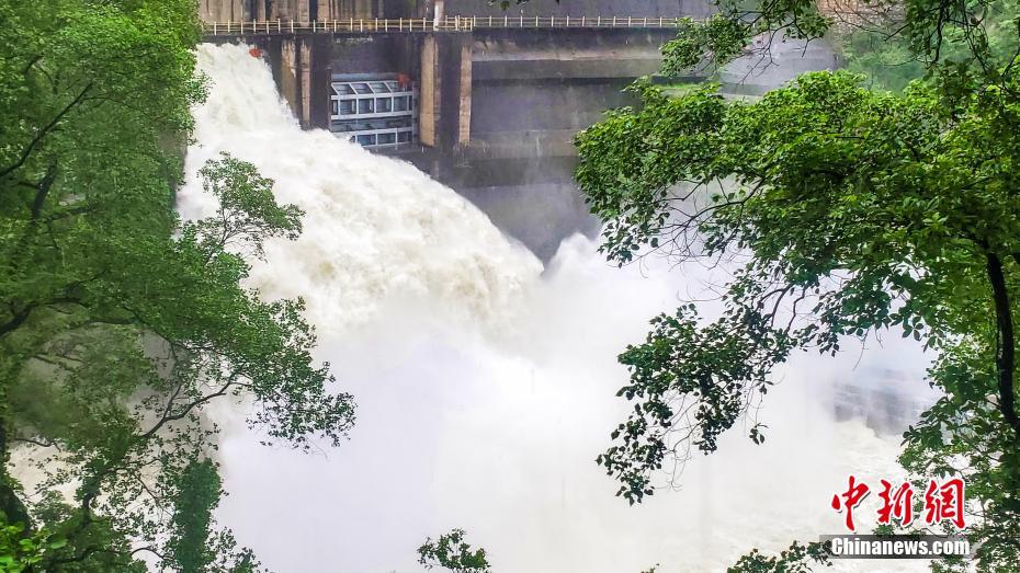 出水期に備えてゲート開(kāi)き放水開(kāi)始　湖南省桂陽(yáng)