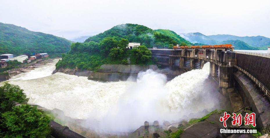 出水期に備えてゲート開き放水開始　湖南省桂陽