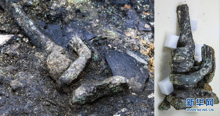 5月14日、四川省徳陽市広漢市三星堆遺跡の4號「祭祀坑」から出土した「ひざまずき橫を向いた人」の像。寫真左は発掘現(xiàn)場の様子（撮影?王曦）。寫真右は発掘された後の像（寫真右、撮影?沈伯韓）。