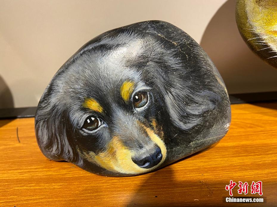 甘粛省蘭州市の小中學(xué)生が教師と一緒に創(chuàng)作したストーンアート（撮影?高展）。