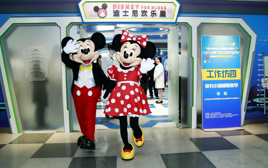 人に優(yōu)しい醫(yī)療環(huán)境の共同構(gòu)築のため、協(xié)力する上海児童醫(yī)學(xué)センターとディズニー（寫真著作権はCFP視覚中國(guó)が所有のため転載禁止） 