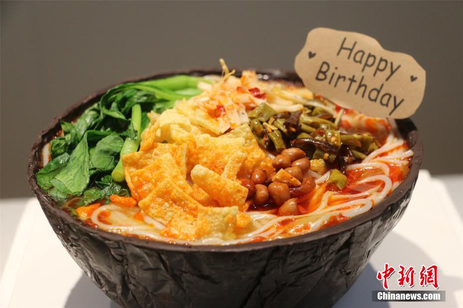 柳州市にある職業(yè)訓(xùn)練學(xué)校で製作された「タニシ麺ケーキ」（撮影?林馨）。