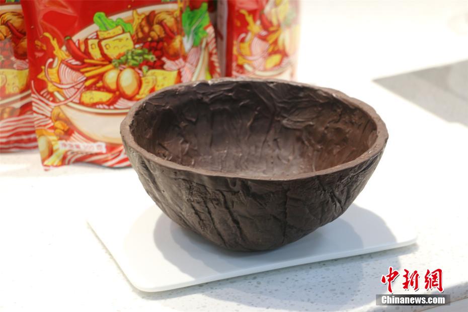 異次元コラボ！タニシ麺で作った衝撃のケーキ　広西