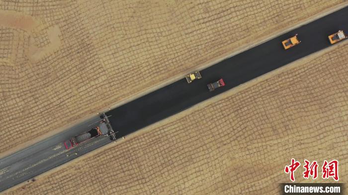 タクラマカン砂漠貫く砂漠道路、來(lái)年5月には開(kāi)通の見(jiàn)込み　新疆