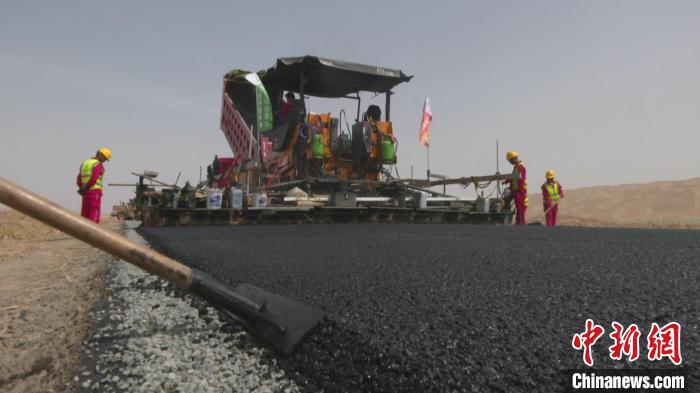 タクラマカン砂漠貫く砂漠道路、來年5月には開通の見込み　新疆