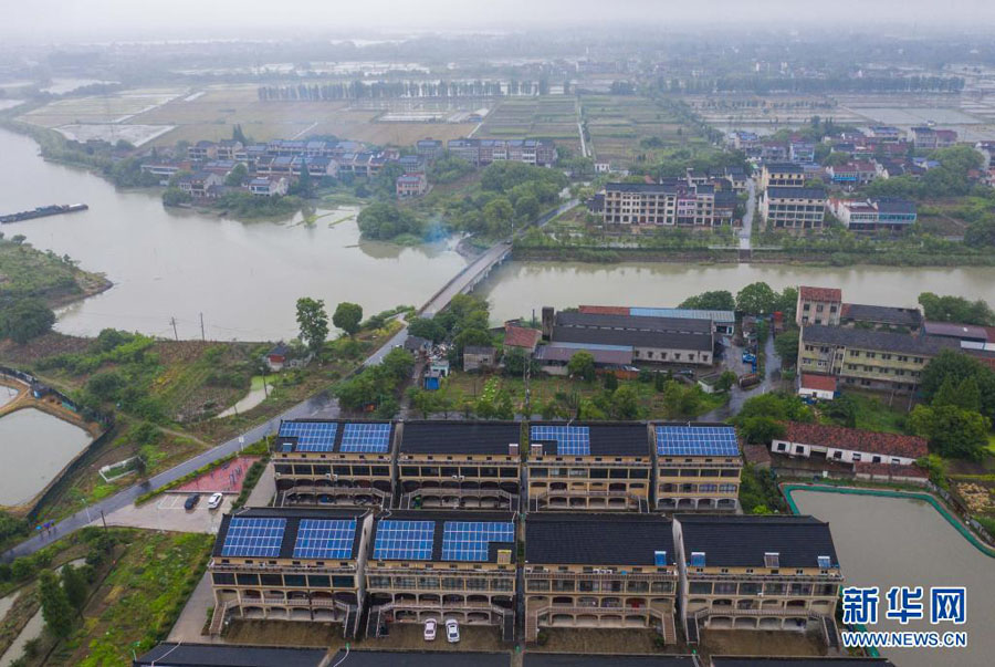 浙江省徳清県、屋根にソーラーパネルを設置