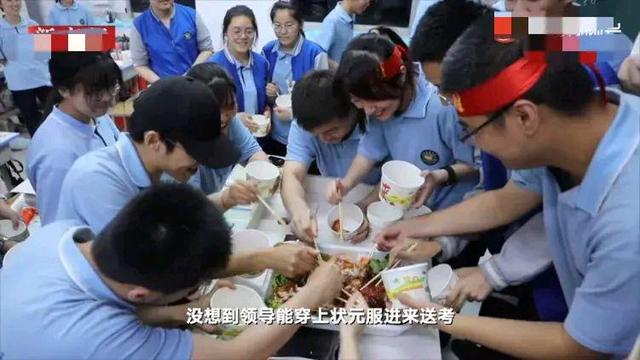 高校教師が「狀元」コスプレで大學(xué)受験生にエール！　河南省鄭州