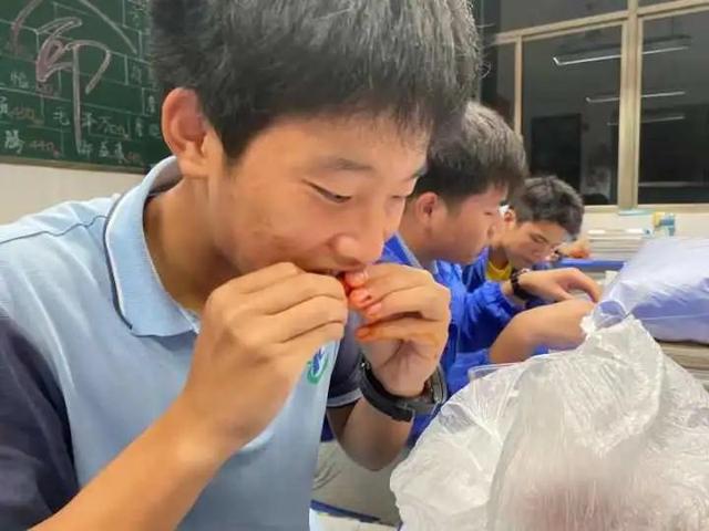 大學(xué)受験控えた高校3年生に20キロの「アレ」をプレゼント！　浙江省