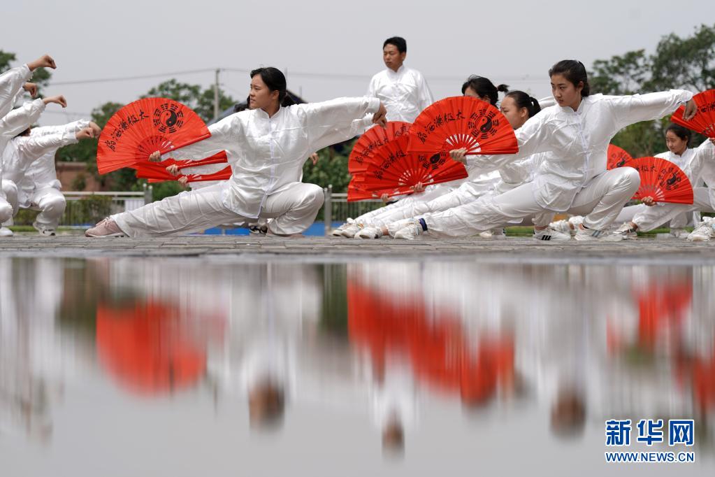 6月3日、太極扇を練習(xí)する河北省邢臺経済開発區(qū)沙河城鎮(zhèn)中學(xué)の生徒（撮影?駱學(xué)峰）。