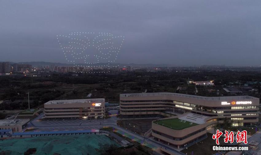 獻(xiàn)血への感謝を表すドローンのパフォーマンス　四川?成都