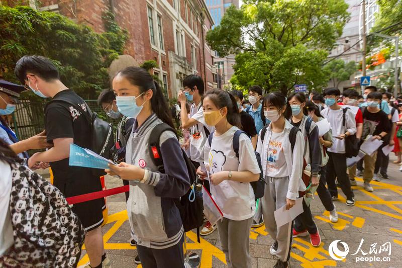 2021年大學(xué)入試初日、中國(guó)全土の受験生が會(huì)場(chǎng)入りする瞬間をキャッチ！