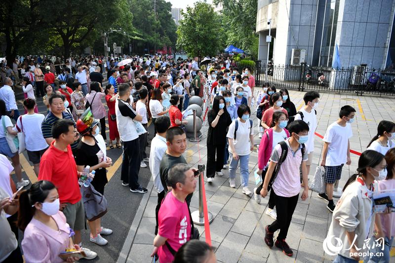 2021年大學入試初日、中國全土の受験生が會場入りする瞬間をキャッチ！