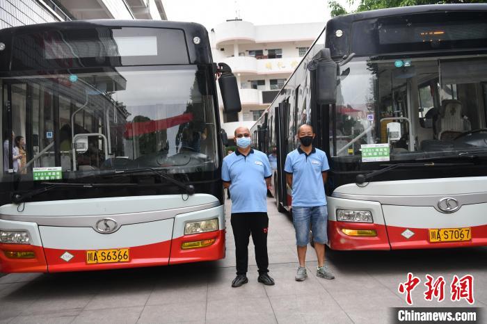 大學(xué)受験生を試験會(huì)場(chǎng)まで送り屆ける「愛(ài)心バスチーム」　四川省成都