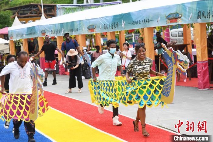 留學(xué)生が竜踴りやドラゴンボードで中國伝統(tǒng)の端午節(jié)文化を體験