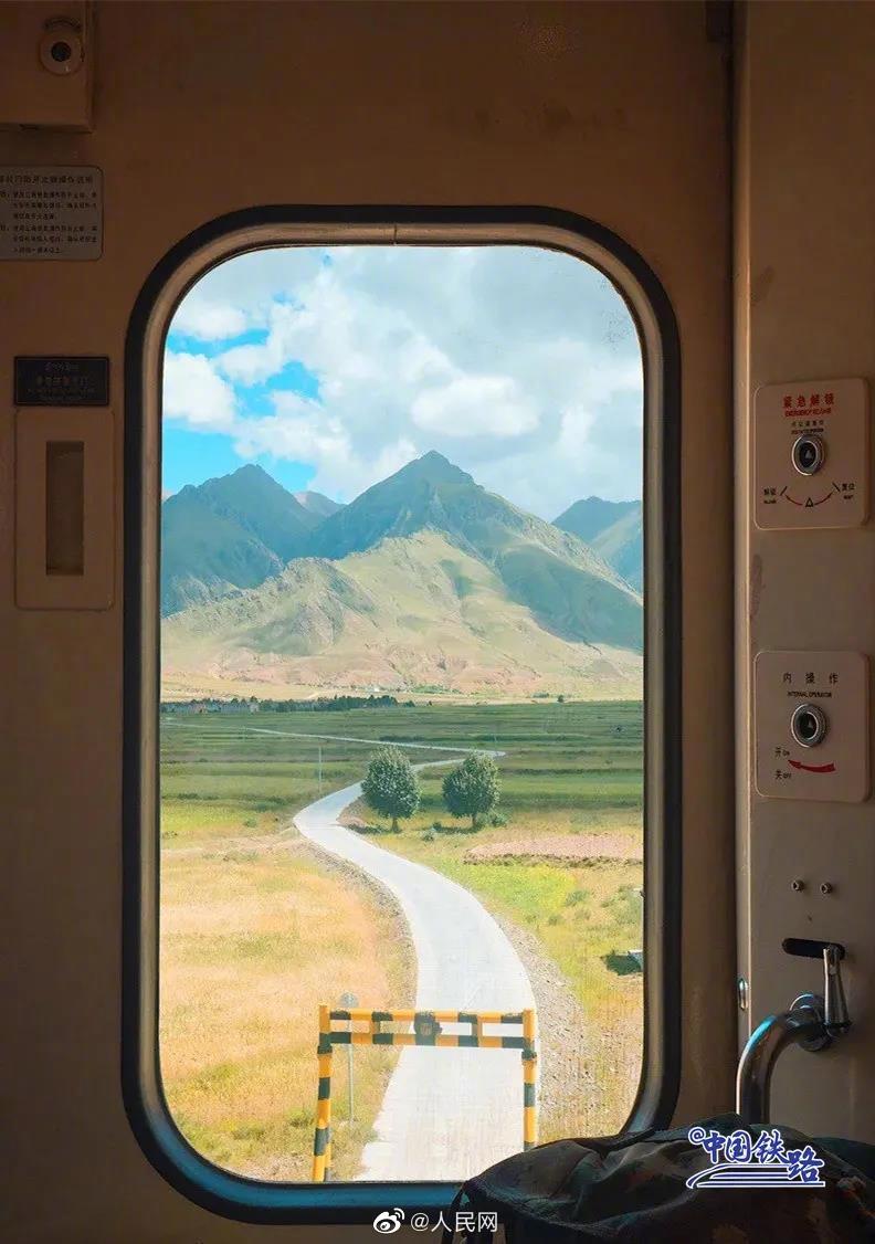 中國の鉄道の旅、美しい車窓からの風景